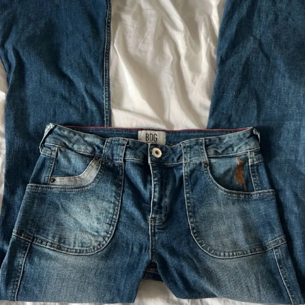snygga lågmidjade jeans från urban outfitters, har blivit för små för mig men knappt använda!. Jeans & Byxor.
