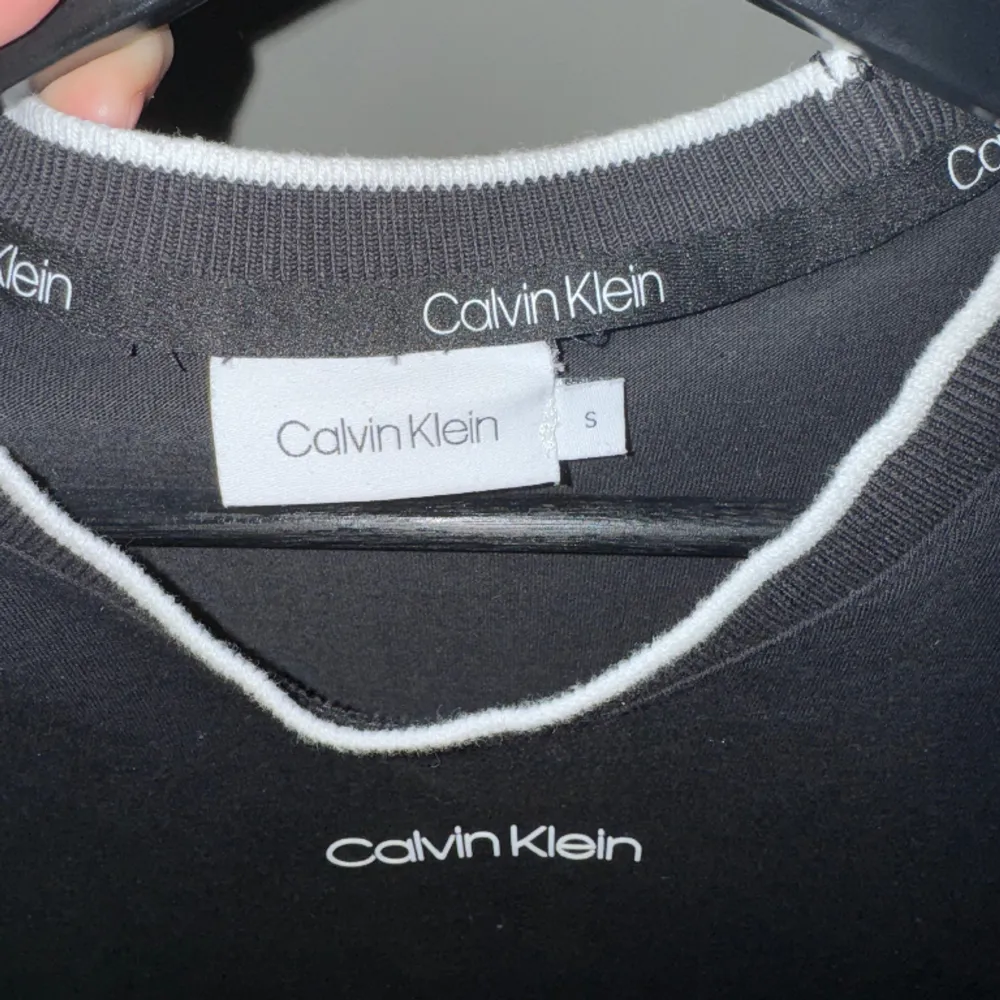 Den är bara testad, köptes i Calvin Klein butik i Florida. Storlek S. T-shirts.