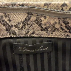 victoria’s secret väska - jätte fin victoria secret väska köpt för 699kr i USA. pris kan diskuteras.