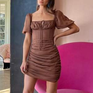 Slutasåld brun adoore klänning i storlek 34 som är helt oanvänd!