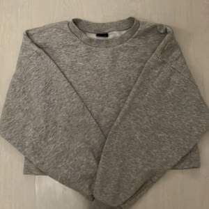 Gosig grå croppad sweatshirt från Gina i storlek xs 🤍🤍 jättemysigt material på insidan och har inga defekter! Kom privat om du har några frågor eller vill ha fler bilder, läs bio 🤍