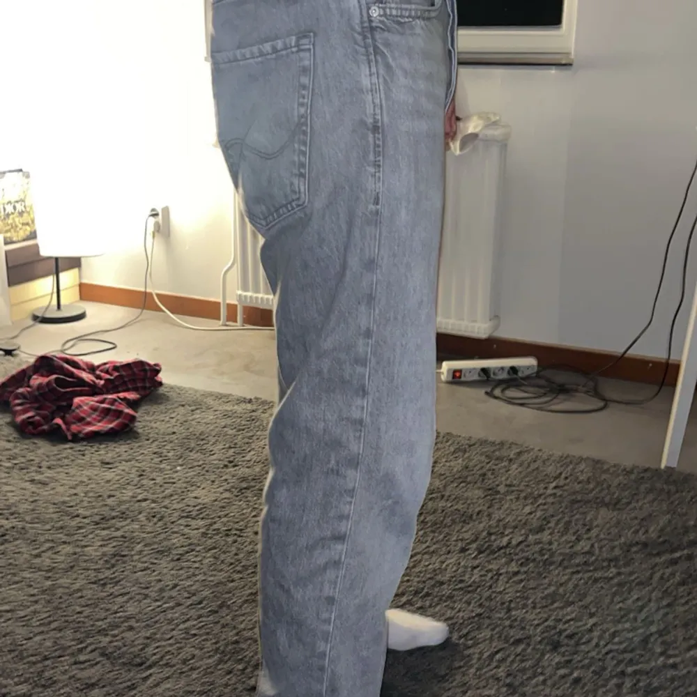 Hej, säljer nu dessa gråa jeans från jack&jones då jag inte använder dem längre. Köpte dom för 800 kronor för ungefär 1 år sedan.. Jeans & Byxor.