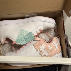 Dc skor - Dc skor, oanvända bara testade. Säljer pga ej min stil😊 Lägg gärna prisförslag kan sänka❤️