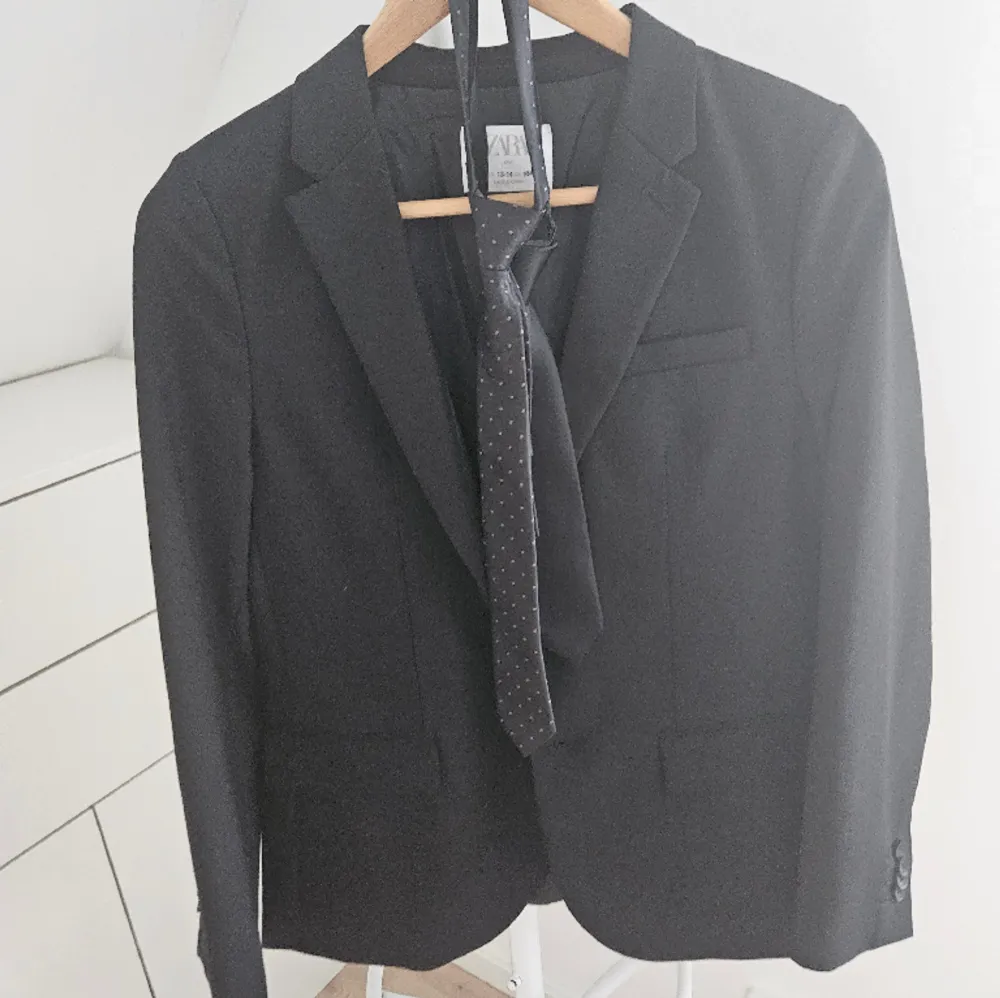 Kavaj från Zara i storlek 164 till kille. Ingår två slipsar, en svart och en svartgrå prickig. Kavajen är använd vid ett tillfälle och är i bra skick. Pris, 150 kr . Kostymer.