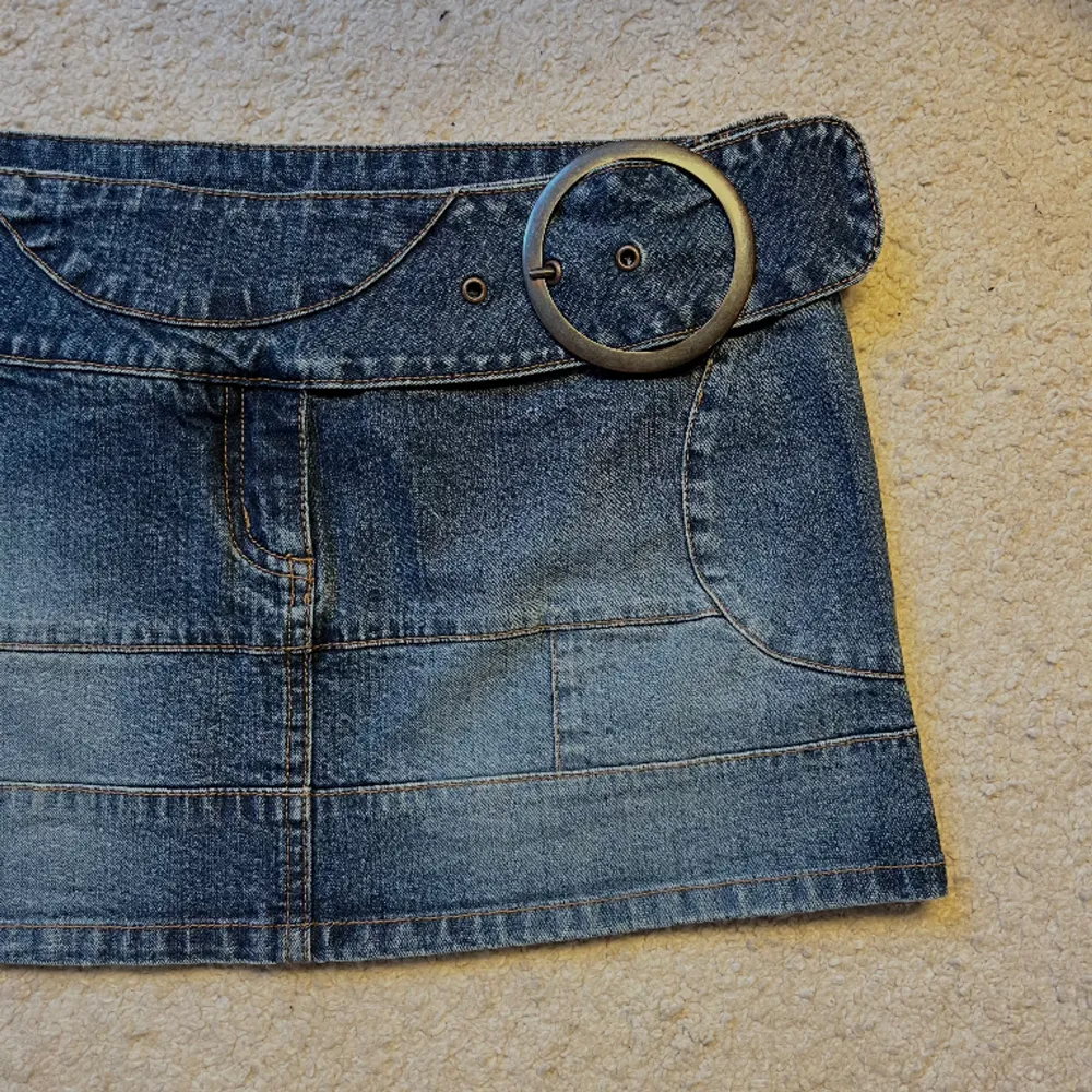 Cool jeanskjol med tillhörande bälte🙏Står ej storlek en skulle säga S/M kolla måtten nedan. Midjemått: 43 cm Längd fram: 27 cm Längd bak: 30 cm   HAR INGA BILDER PÅ. Kjolar.