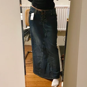 Lång jeanskjol - Köpt på Humana för 250kr, tyvärr förstor för mig som vanligtvis är S. Midja:85cm Längd:85cm. Ganska stretchigt jeanstyg