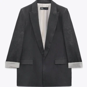 Linne kavaj - Säljer denna linne kavaj ifrån zara som är använd 3-4 gånger så är i bra skick:) säljer då den inte används.