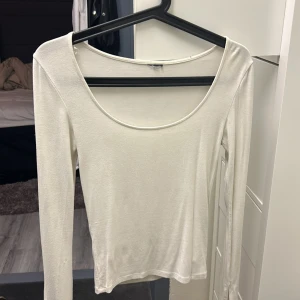 Gina tricot tröja  - Den populära tröjan från Gina, har klippt av lappen då jag använt den på fel håll. 