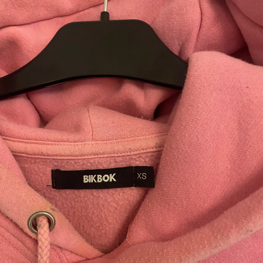 Rosa hoodie från bikbok i storlek xs. Nopprig💕. Hoodies.