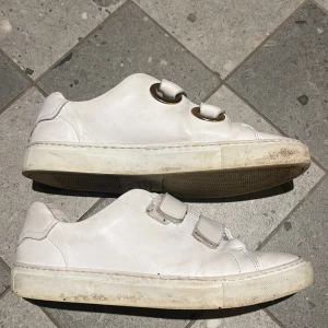 Sneakers från & other stories ⭐️ - Såå fina snekars, på bilderna är dom inte rengjorda men det kommer jag såklart göra innan jag skickar dom! 🥰