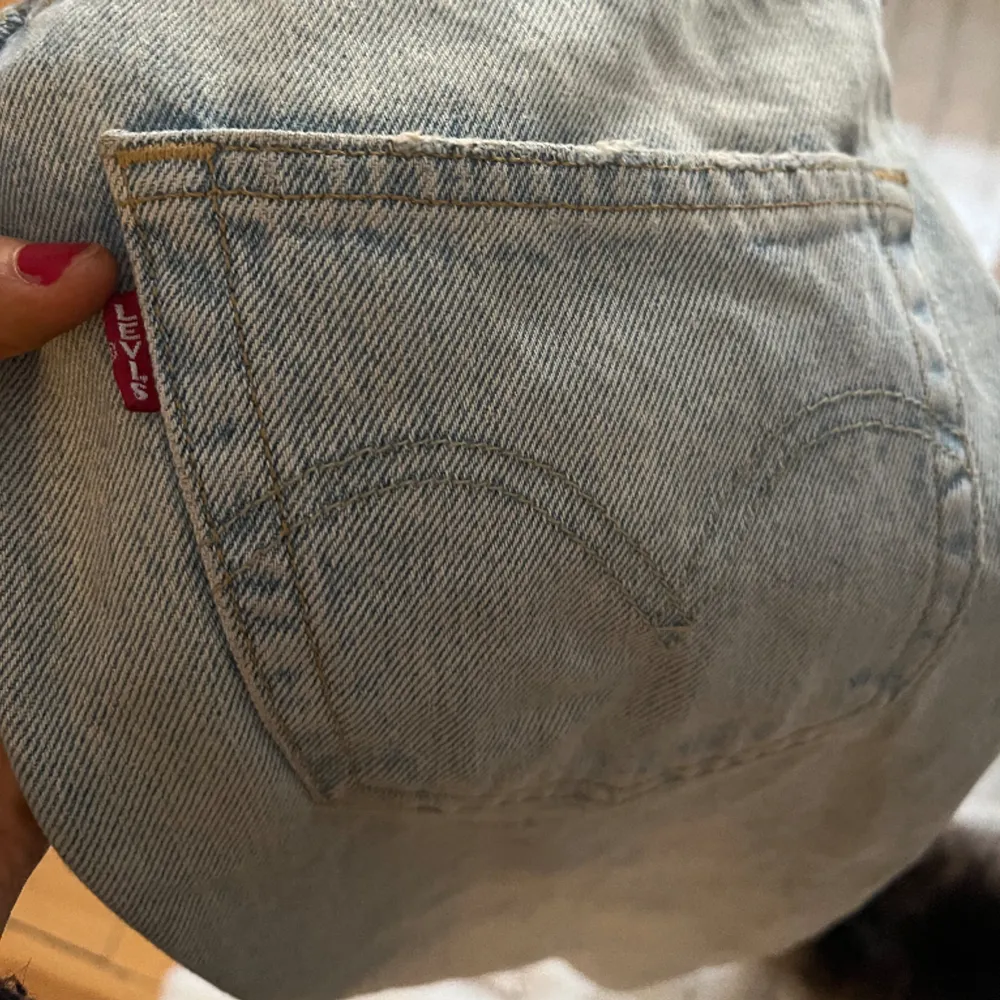 Snygga jeans från Levis, dem är i bra skick dock ändrat lite färg men inget som jag tycker blir fult 😍 säljer därför lite billigare Nypris 1250kr FRI FRAKT . Jeans & Byxor.
