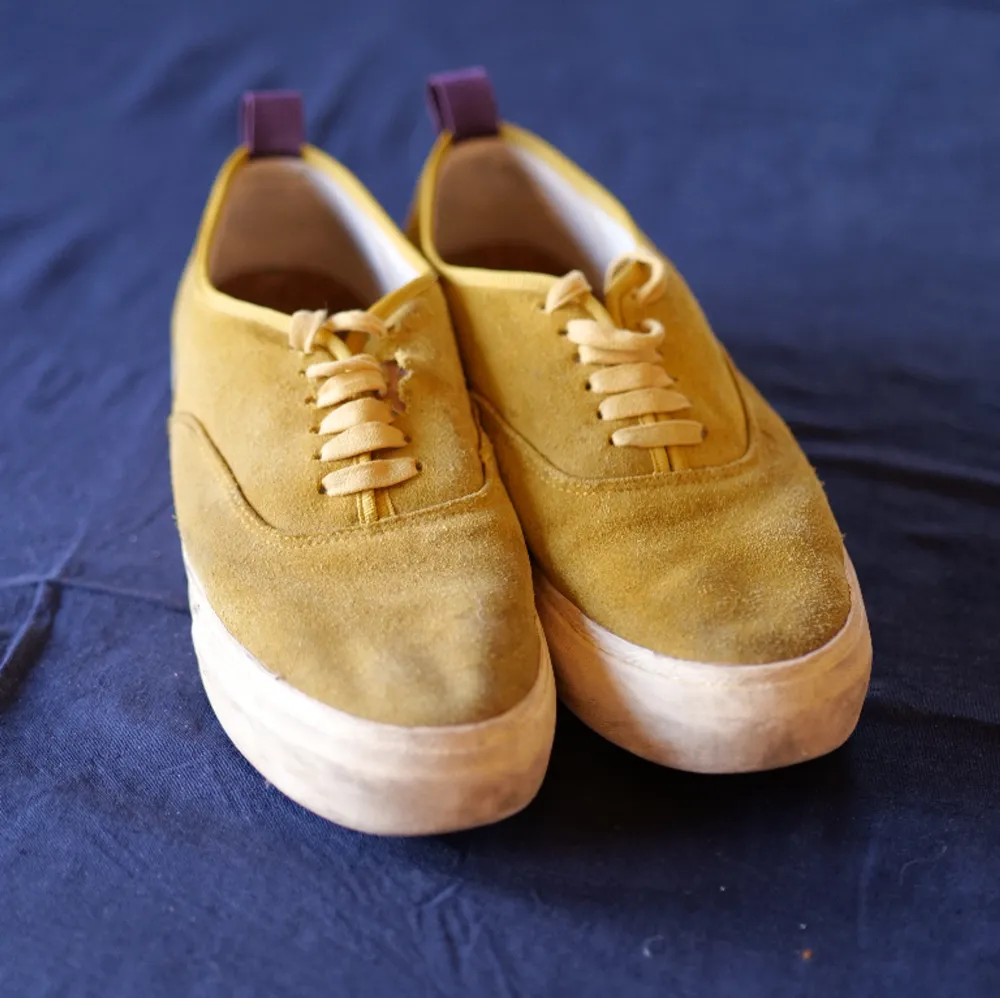 Ett par gula skor av märket Eytys i storlek 44 med mocka material. Skorna är välanvända och har lagning samt uppsliten mocka på högra skon (se bild). . Skor.