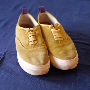 Ett par gula skor av märket Eytys i storlek 44 med mocka material. Skorna är välanvända och har lagning samt uppsliten mocka på högra skon (se bild). 