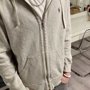 Ralph Lauren - Zip  - Ralph lauren zip knappast använd så fint skick skulle säga nyskick. Kan gå ner i pris vid snabb affär. Han på bilden är 1,78 ish för referens!!