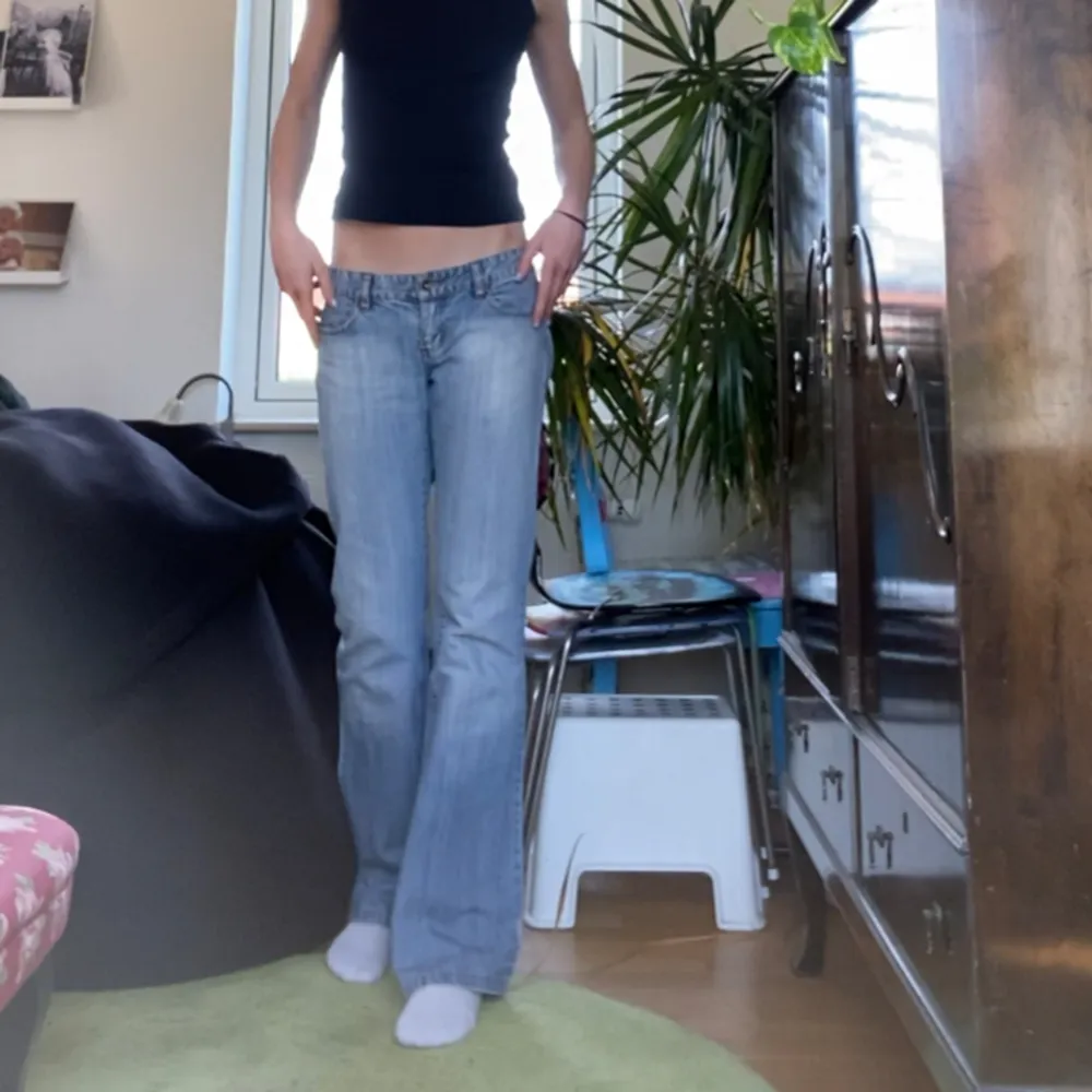 Super snygga lågmidjade bootcut jeans! Midjemått 38cm Innerbens längs 81cm. Jeans & Byxor.