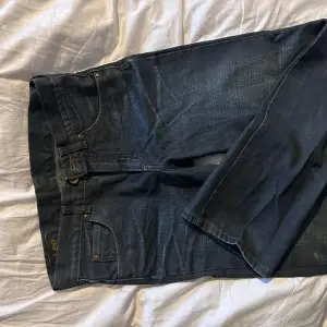lee jeans som inte passar längre som är lite midrise och är i storlek 12 Y