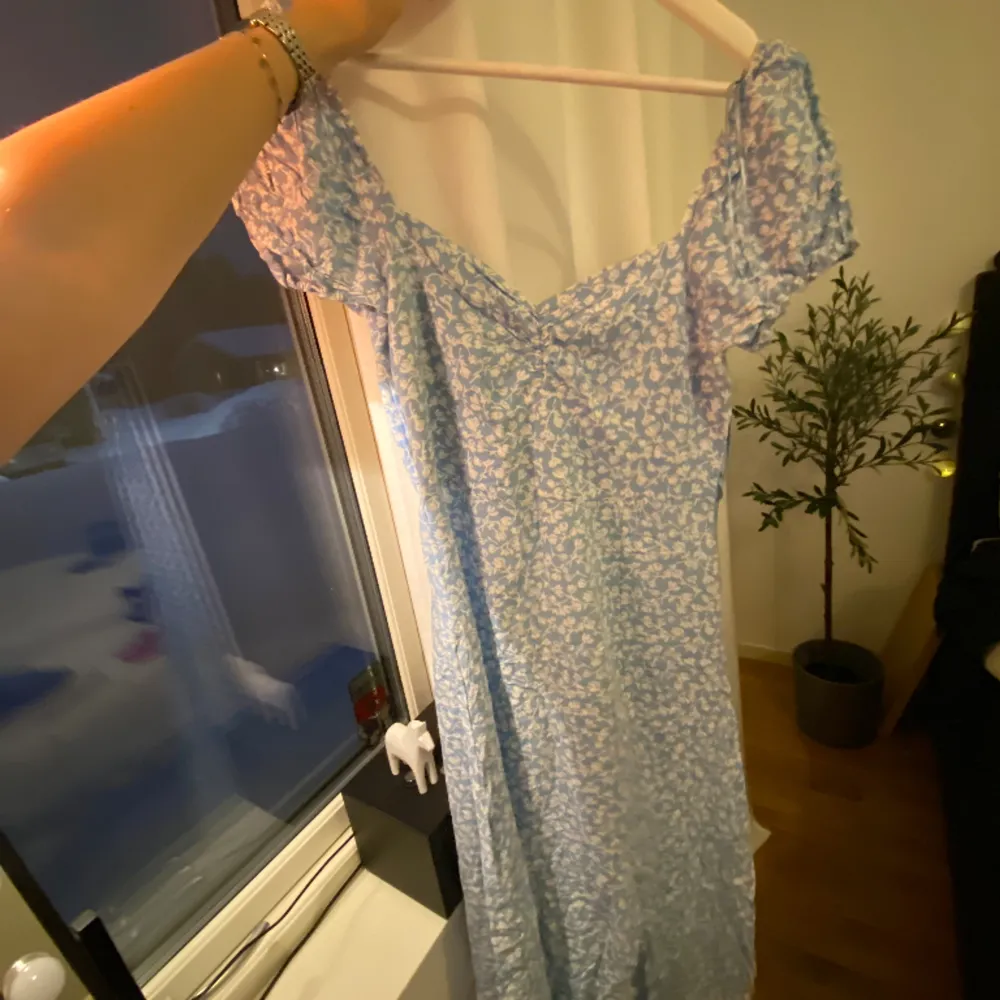 Superfin ljusblå klänning från cihquelle som inte kom till användning tyvärr. Köpt för ca 500kr, säljer för 200kr + frakt💕. Klänningar.