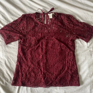  Spetstopp  - Super söt vinröd sommartorp i spets! Stl 36 Skriv för frågor eller fler bilder! Pris är förhandlingsbart