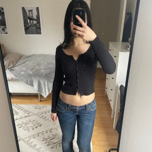 Brandy Melville tröja - Säljer denna jättefina tröja från brandy då den tyvärr inte kommer till användning längre. Som i nyskick🌼