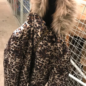 Leopard jacka - Skick 8/10 inga hål eller fläckar men använd cirka en vinter. Säljer då den inte kommer till användning och inte min stil.