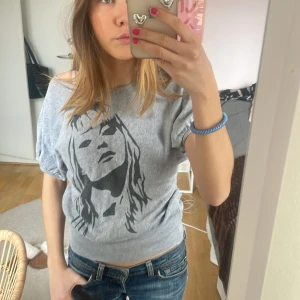 Stickad T-shirt  - Skiiiit cool stickad T-shirt som tyvärr inte kommer till användning. Köpt second hand men fortfarande i fint skick❤️‍🔥❤️‍🔥