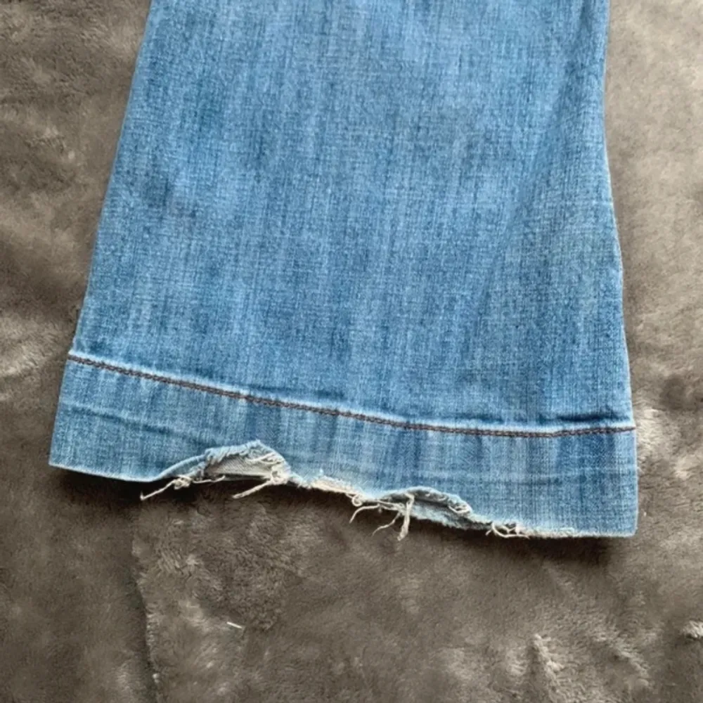 Jättefina jeans, men som tyvärr är för korta för mig🫶Bra skick förutom slitningar längst ner på benen💞Färgen syns bättre på de sista bilderna! Midjemått: 37 Innerbenslängd: 75. Jeans & Byxor.