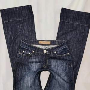 Midja: 78 , innerbenslängden: 89 cm! Sååå coola vintage jeans! Köpta här på plick🤩 Jättebra skick fortfarande! ( bilderna är Från förra ägaren). Väldigt långa och perfekt för mig som är 176cm