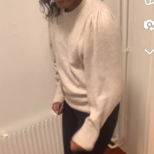 Stickad tröja från hm - Jag vill sälja min stickade tröja som jag köpte på hm för kanske 400kr för några månader sen då jag inte har mycket användning av den