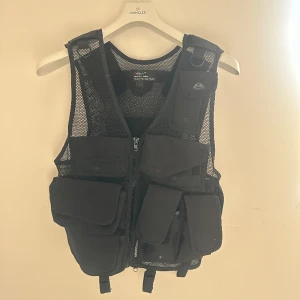 Väst  - Fint skick Kan skickas med post du står för frakten.  Varan finns i Hjärnarp. 