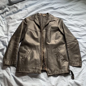 Skinnjacka - Skinnjacka. Snyggt sliten. Remmen baktill har lossnat (bild 3).