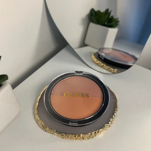 Guess blush - Äkta Guess blush, ALDRIG använd eller öppnad!!! Oöppnad. Fick som present.