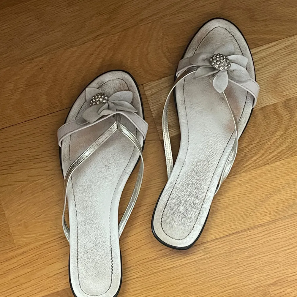 Superfina sandaler köpta på second hand🌟 Jag har bara använt dem en gång💕. Skor.