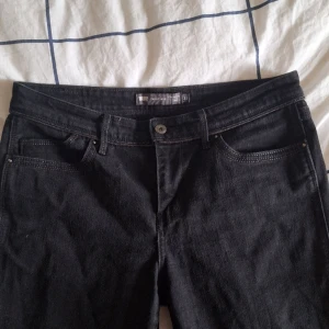 Jeans - Säljer dessa svarta jeans då de inte passar tyvärr. Så fina detaljer med mite silvriga sömmar bland annat på fickorna där bak. De är ganska raka men inte skinny. Skulle säga midrise.