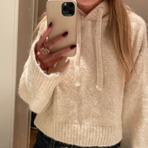 Zara stickad tröja  - Den är jättefin och bra skick har inte använt den så mycket men den passar till nästan vilken outfit som helst 