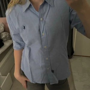 Ralph Lauren skjorta - Skriv privat vid fler frågor!😊  Har en fläck på ryggen, se bild 3! Storlek XXL men mer som M/L