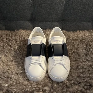 Valentino skor - Tja säljer nu dessa snygga valentino open skor, box o kuvert ingår vid köp! Nypris 7000 (De är i marinblå🔵