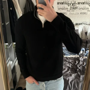 Hals zip - Svart half zip från Jack and Jones 499kr. Storlek M. 