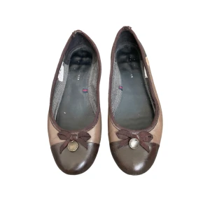 Tommy Hilfiger ballerinaskor  - Bruna ballerinaskor från Tommy Hilfiger ❣️Tecken på användning finns, därav lågt pris 🧸 Skriv för fler bilder!!