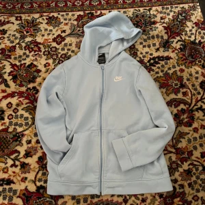 Nike tracksuit - Hej seljer min Nike tracksuit för att den har blivit för liten på mig. Storlek s på båda för mer frågor skriv bara  MVH Jod