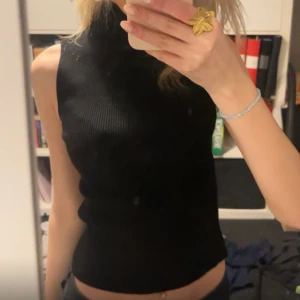 Zara topp  - Intressekoll på denna super fina tröja från zara, som är för stor för mig men är så fin!!!❤️❤️ om ni är intresserade kom förslag med pris😙