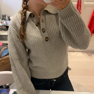 Stickad piké tröja - Super fin grön piké tröja. Helt ny (med prislapp), köpt för 399kr 💝