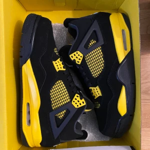 Jordan 4 yellow thunder  - Jordan 4 yellow thunder. Skriv om ni är intresserade. Skickar gärna extra bilder. Kan tänka mig sänka priset också.