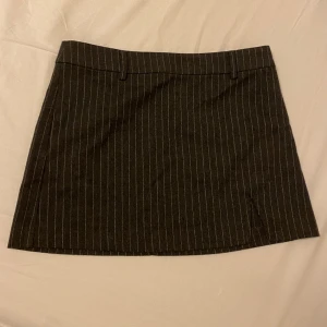 Mini skirt  - Mini skirt väldigt populärt, använt två gånger så väldigt bra skick. Strl Xs men passar även xxs. 200kr men pris kan diskuteras.