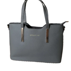 Handväska  - Fin grå handväska som inte kommer till användning. 30 x22. Lite märken fram till vid de guldiga. Finns även band då man kan ha den vid axeln ❣️