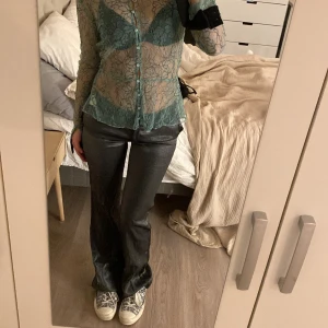 unik grön spets tröja - Den är i bra skick storlek s och spets toppen är perfekt for fest tillfällen!!💕