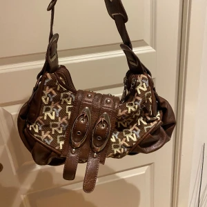 DKNY väska - Asball väska från Donna Karan New York 💕Nyskick, kan skicka fler bilder om så önskas 