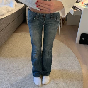 Lågmidjade bootcut jeans - Jääääte snygga lowwais bootcut jeans❣️❣️ innerbenslänhd: ca 72cm midjemått: ca 38cm rakt över💋💋 Hör av er vid frågor eller fler bilder