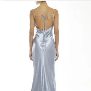 Säljer nu min fina balklänning från true decadence!💕 Bara använd en gång!  Öppen rygg och släp!💕 Köpt för 1500! Fråga gärna om du vill ha fler bilder!! 