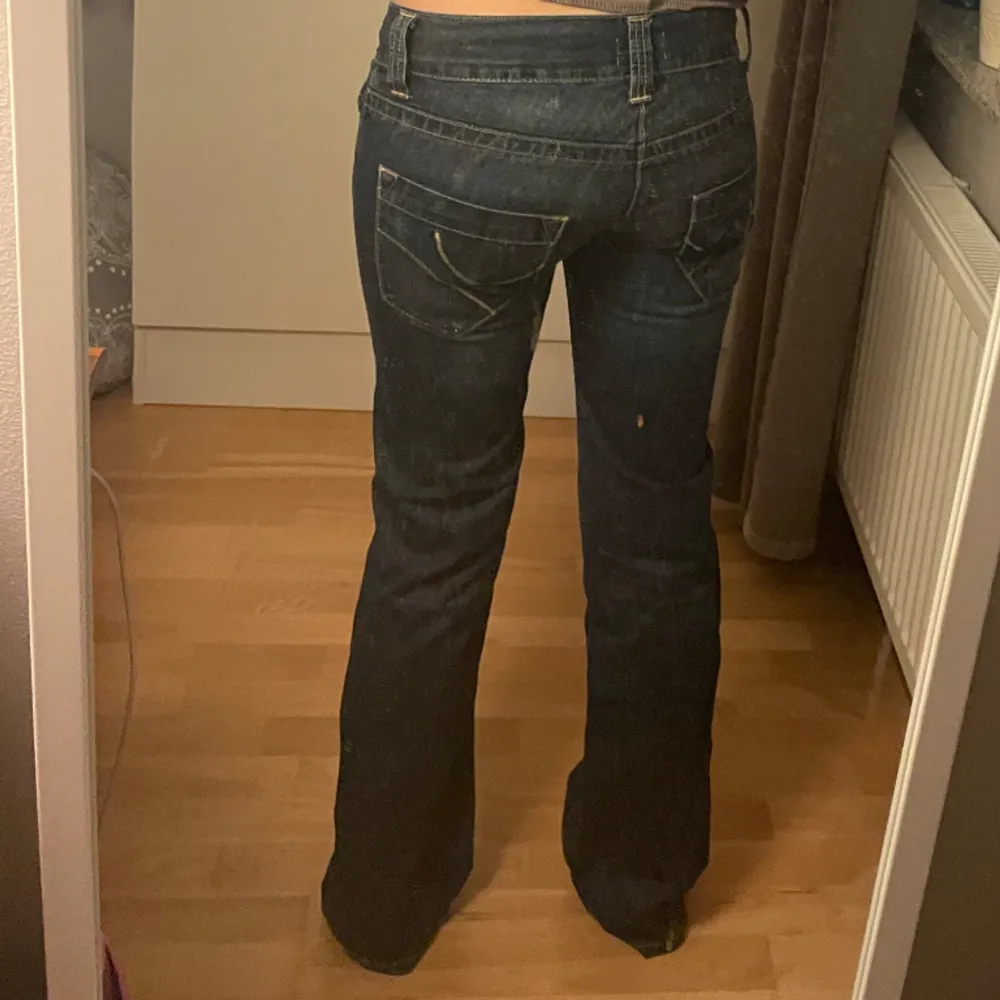 supersnygga o asfeta lowrise jeans, storlek 26, är tyvärr för små på mig som bilderna visar. 🌟 skriv för frågor!. Jeans & Byxor.