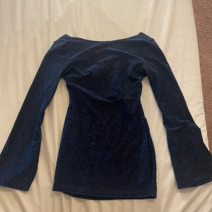  mörkblå glittrig klänning från Merley Stockholm  - Väldigt bra skick,aldrig använts och har därför inga defekter💗